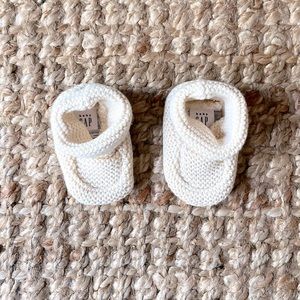 🦙sold 🦙baby gap knit booties